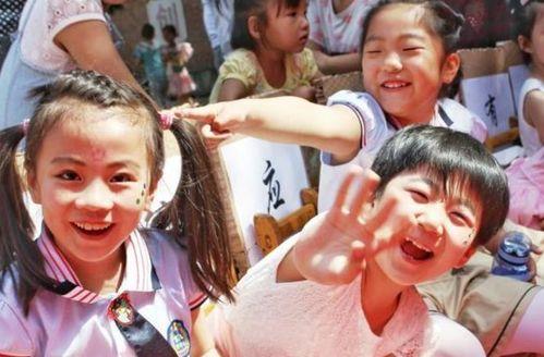 娱乐吃瓜酱送孩子上学,见证孩子成长的温馨瞬间